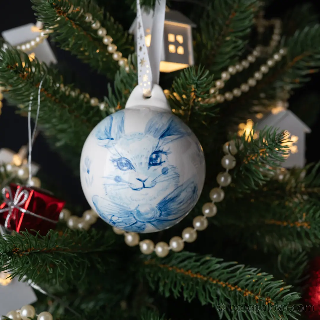 картинка Елочный шар с росписью "Зайка с цветами" - DishWishes.Ru