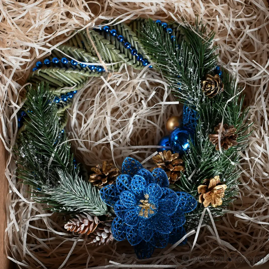 картинка Новогодний венок синий в коробке - DishWishes.Ru