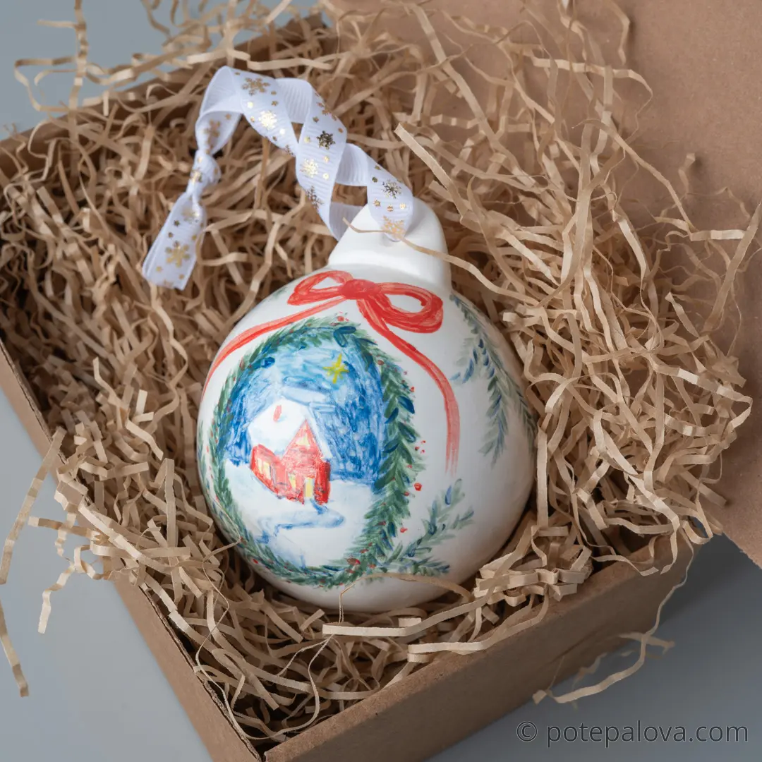 картинка Елочный шар с росписью "Домик в лесу" - DishWishes.Ru