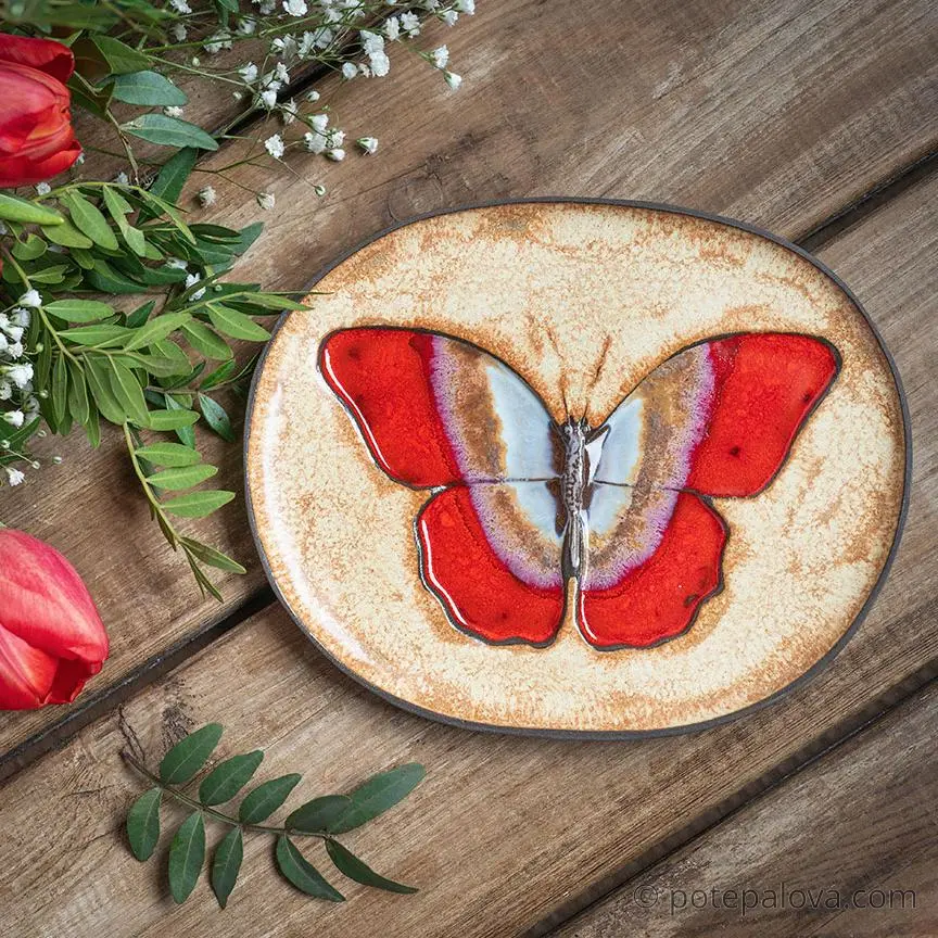 картинка Декоративная тарелка с красной бабочкой - DishWishes.Ru