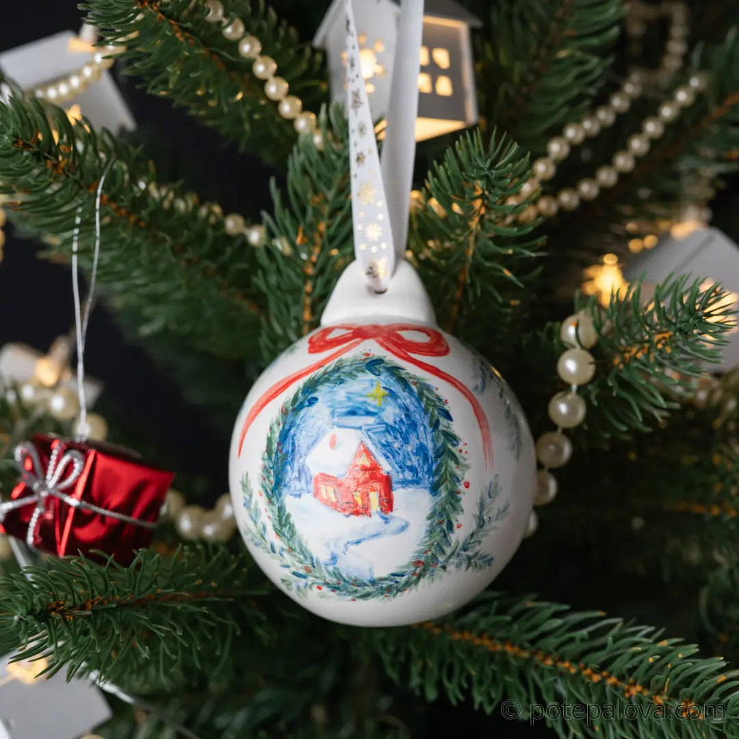 картинка Елочный шар с росписью "Домик в лесу" - DishWishes.Ru