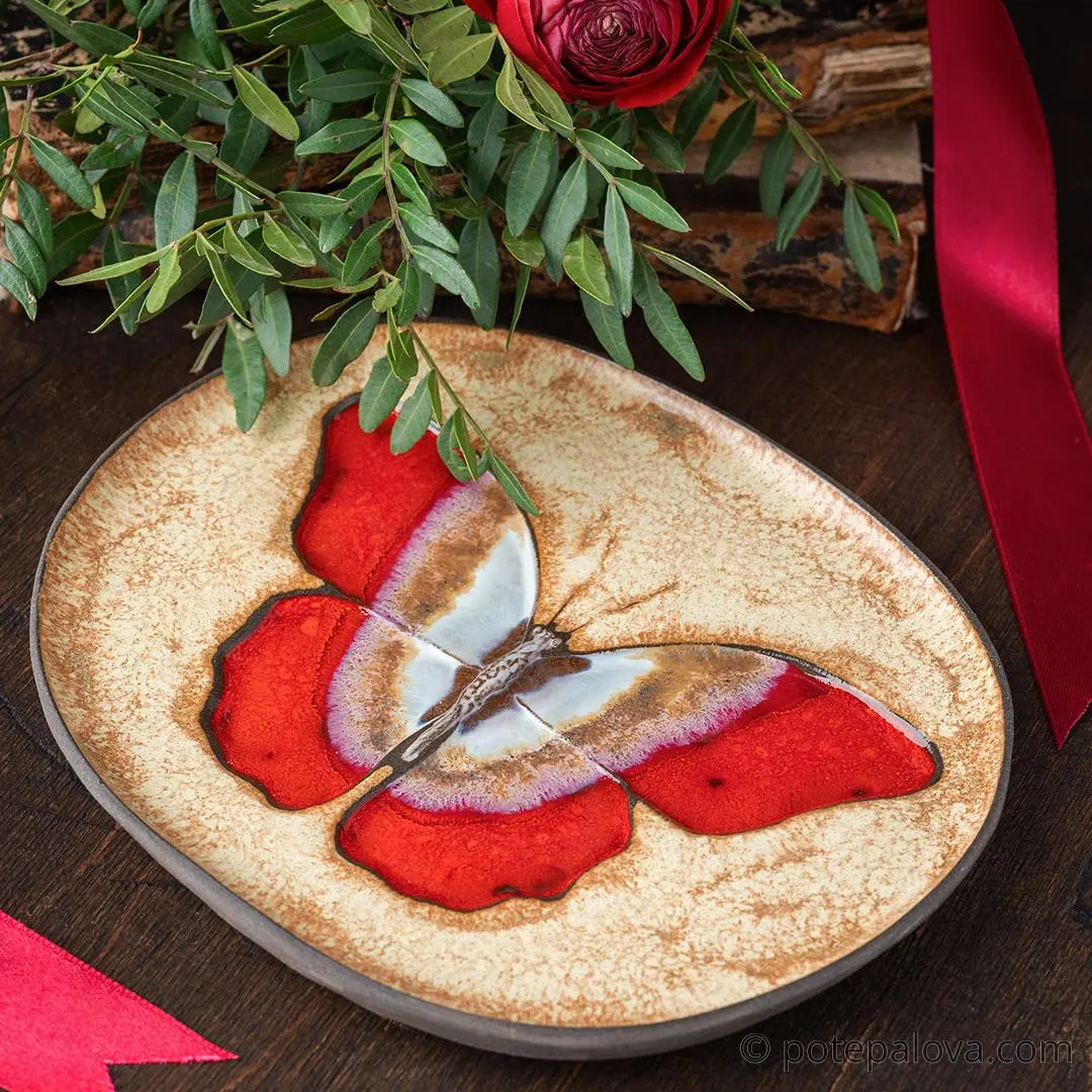 картинка Декоративная тарелка с красной бабочкой - DishWishes.Ru