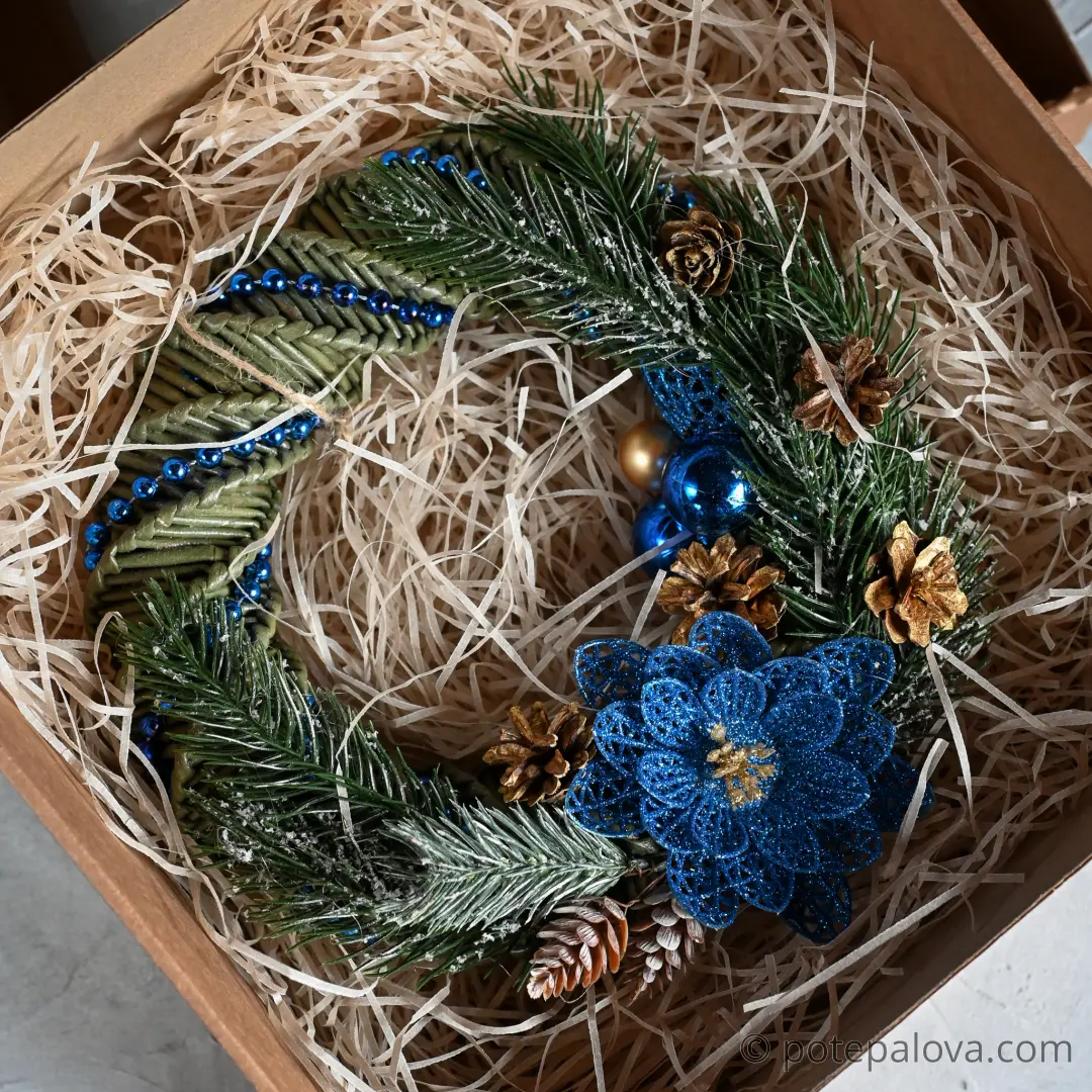 картинка Новогодний венок синий в коробке - DishWishes.Ru