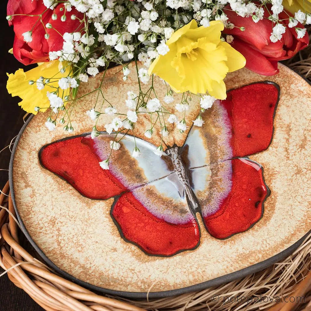 картинка Декоративная тарелка с красной бабочкой - DishWishes.Ru