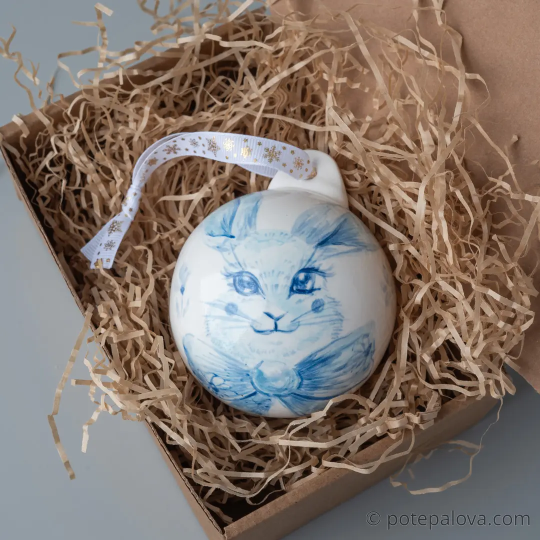 картинка Елочный шар с росписью "Зайка с цветами" - DishWishes.Ru