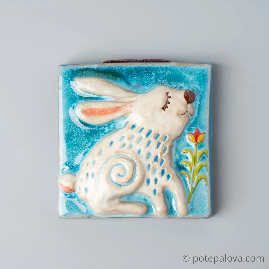 картинка Изразец ручной работы "Зайчик" - DishWishes.Ru