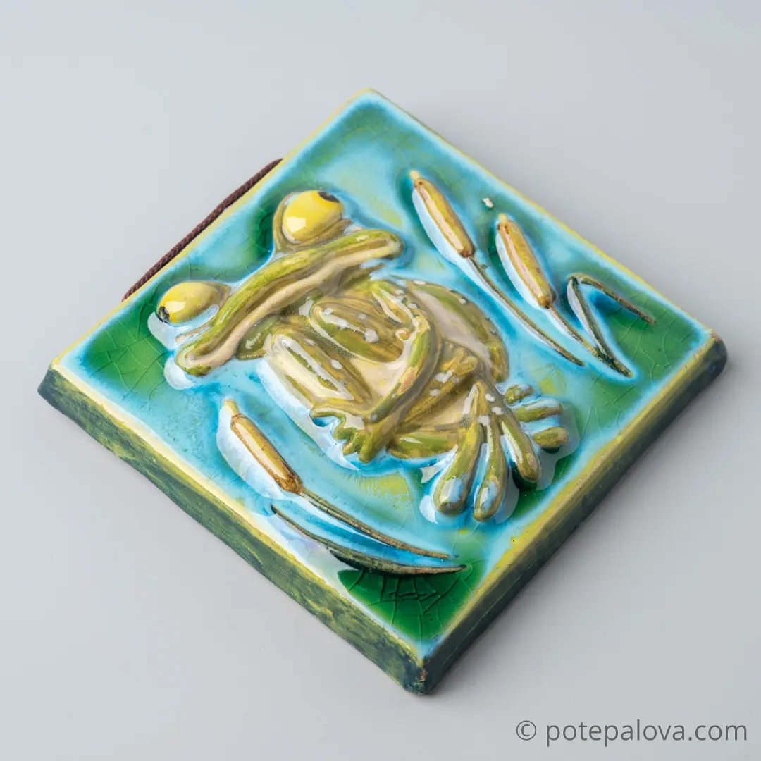 картинка Керамический изразец "Лягушонок в камышах" - DishWishes.Ru