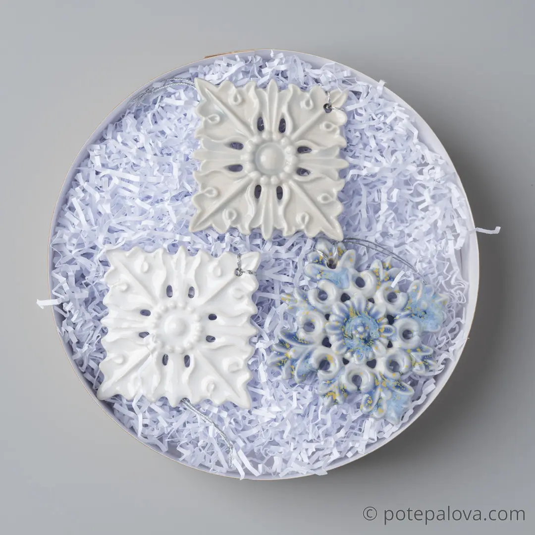 картинка Набор керамических снежинок в крафтовой коробке 1 - DishWishes.Ru