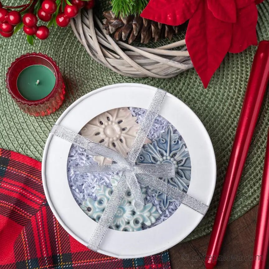 картинка Набор керамических снежинок в белой коробке 1 - DishWishes.Ru