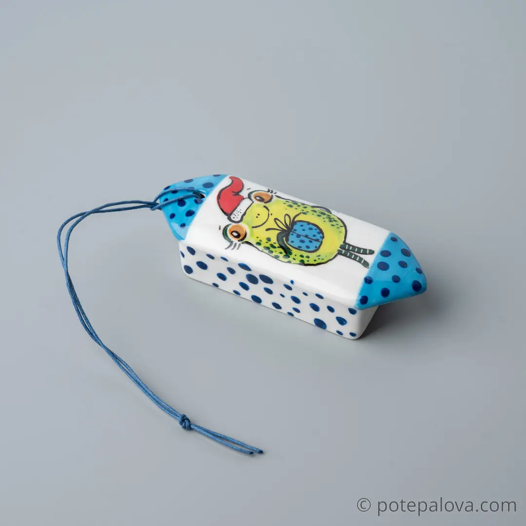 картинка Елочная игрушка в форме конфеты "Лягушка с подарком" - DishWishes.Ru