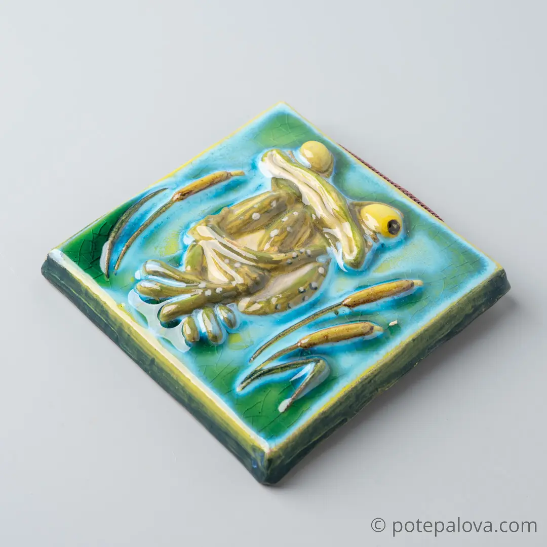 картинка Керамический изразец "Лягушонок в камышах" - DishWishes.Ru