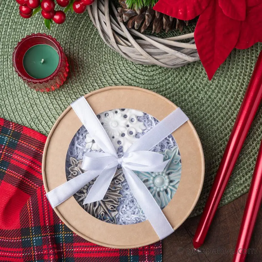 картинка Набор керамических снежинок в крафтовой коробке 4 - DishWishes.Ru