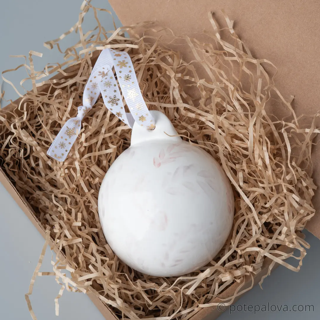 картинка Елочный шар с росписью "Пряничный человечек" - DishWishes.Ru