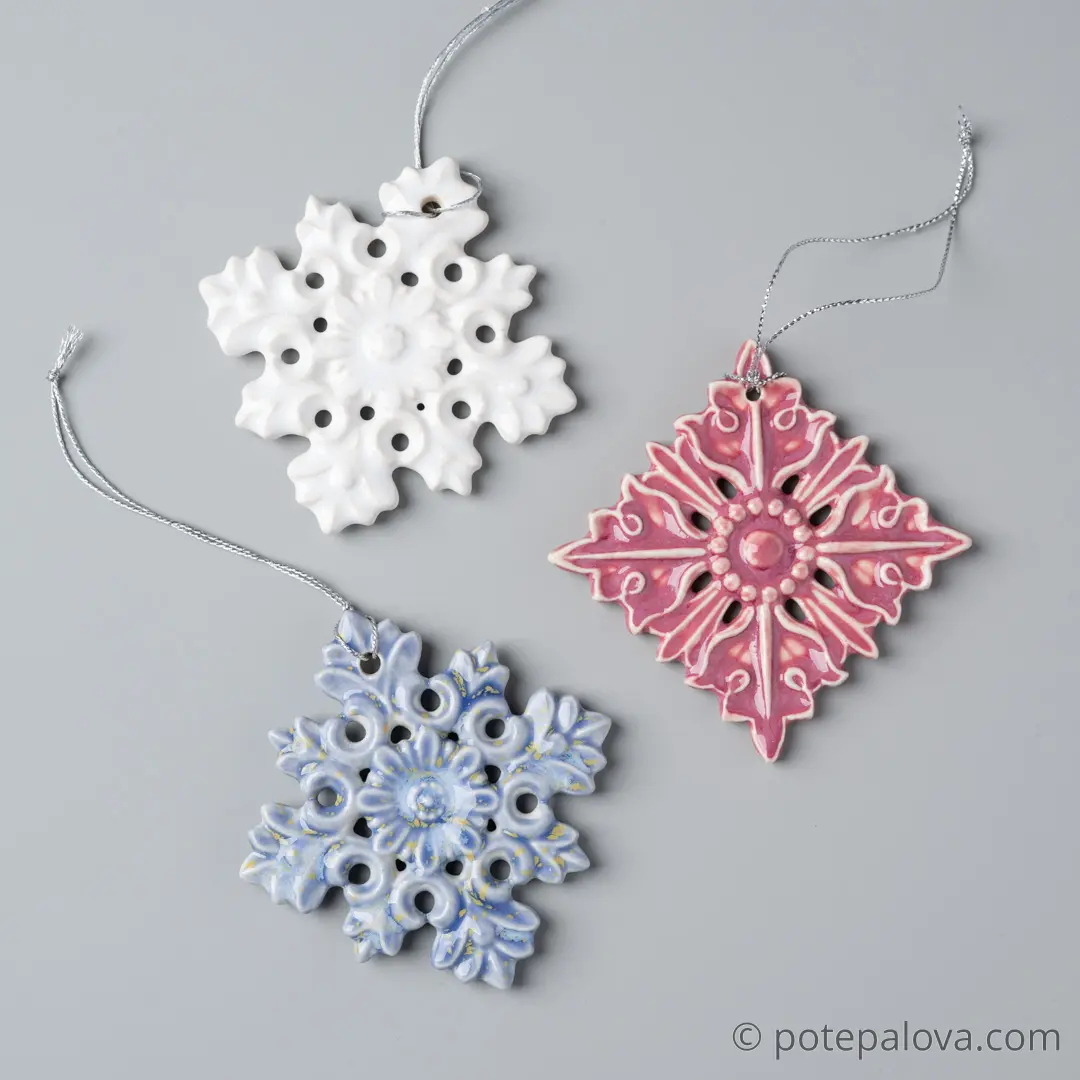 картинка Набор керамических снежинок в крафтовой коробке 2 - DishWishes.Ru