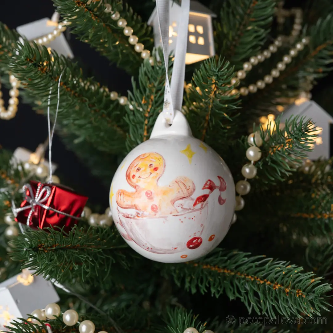картинка Елочный шар с росписью "Пряничный человечек" - DishWishes.Ru