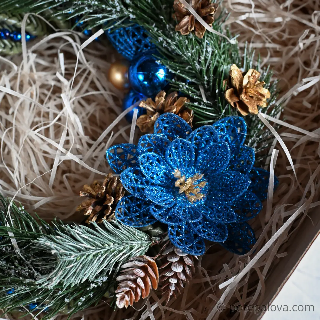 картинка Новогодний венок синий в коробке - DishWishes.Ru