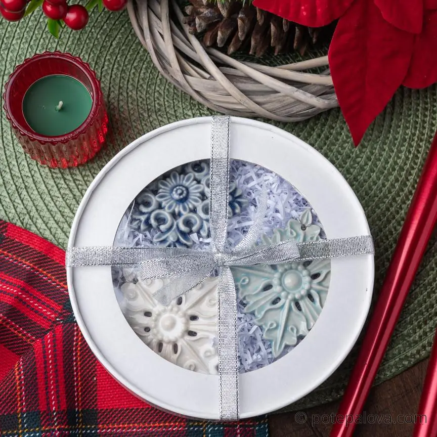 картинка Набор керамических снежинок в белой коробке 3 - DishWishes.Ru