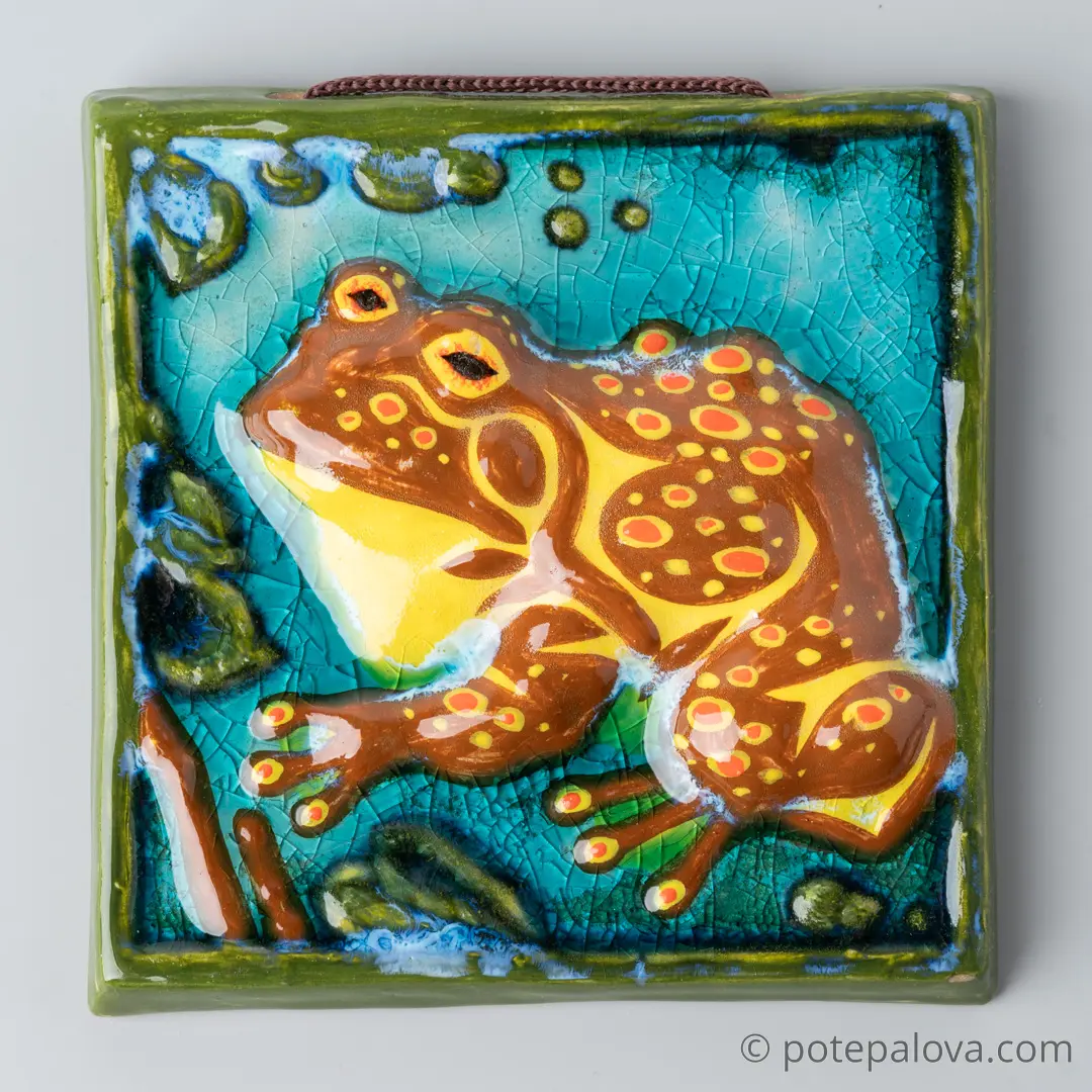 картинка Керамический изразец "Лягушка" с росписью 2 - DishWishes.Ru