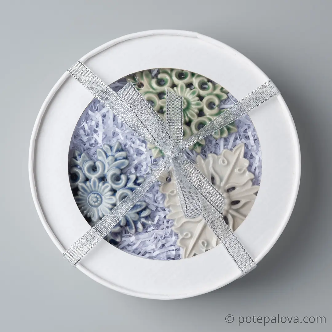 картинка Набор керамических снежинок в белой коробке 2 - DishWishes.Ru