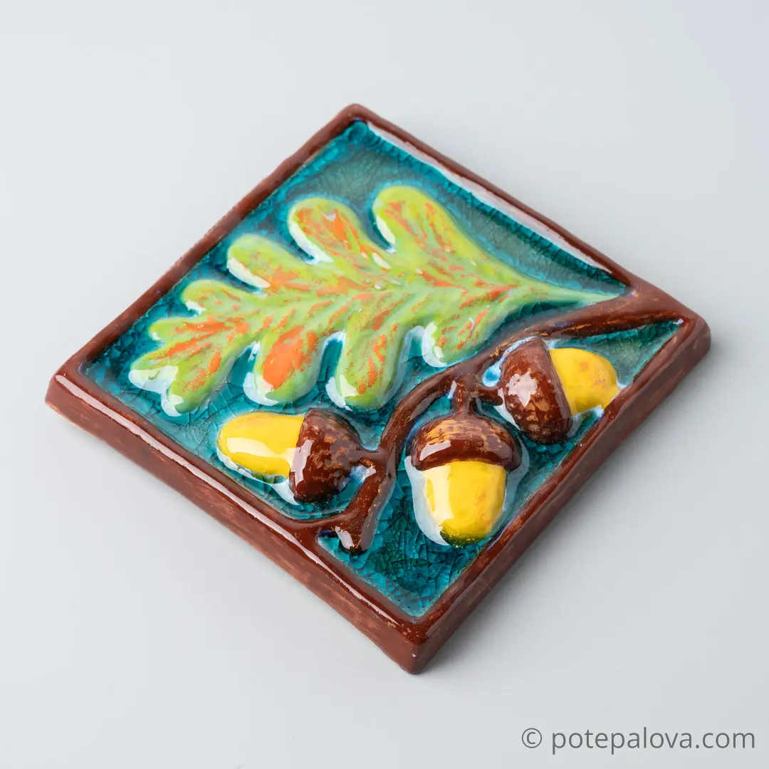 картинка Керамический изразец "Дубовая веточка" с росписью - DishWishes.Ru