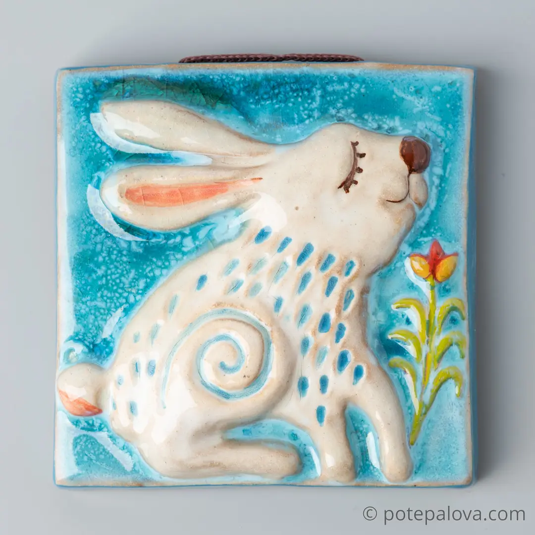 картинка Изразец ручной работы "Зайчик" - DishWishes.Ru