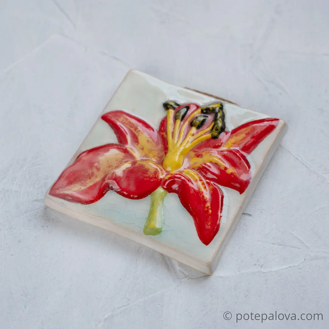 картинка Изразец ручной работы "Лилия красная" - DishWishes.Ru