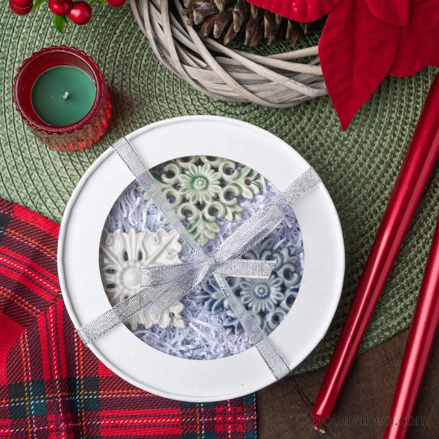 картинка Набор керамических снежинок в белой коробке 2 - DishWishes.Ru