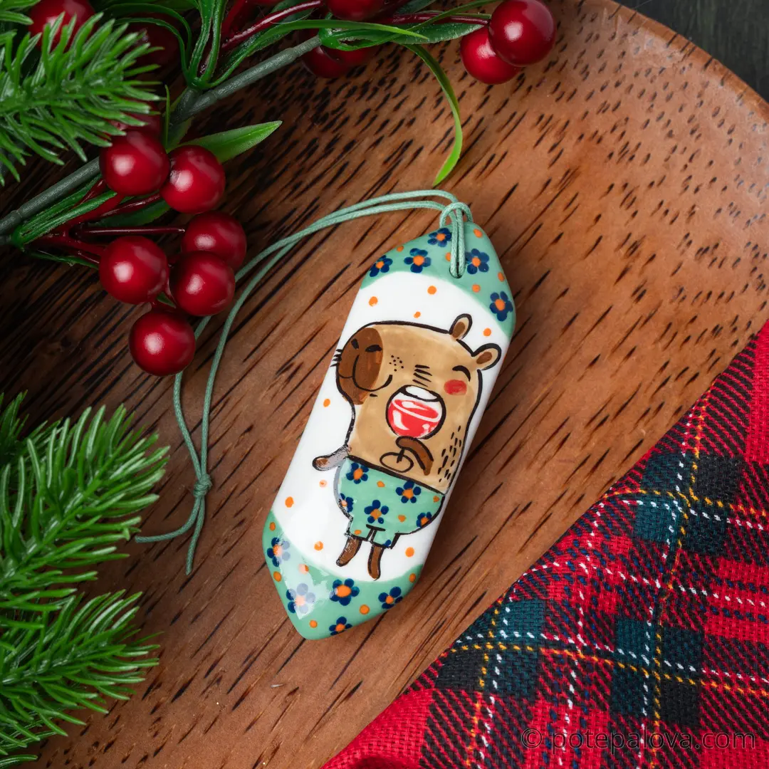 картинка Елочная игрушка в форме конфеты "Капибара с винишком" - DishWishes.Ru