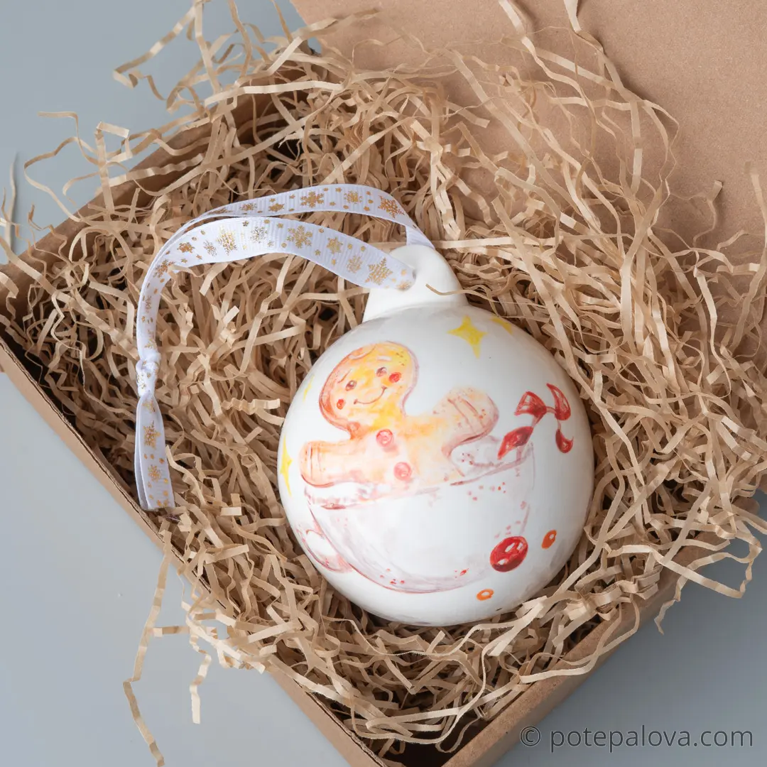 картинка Елочный шар с росписью "Пряничный человечек" - DishWishes.Ru