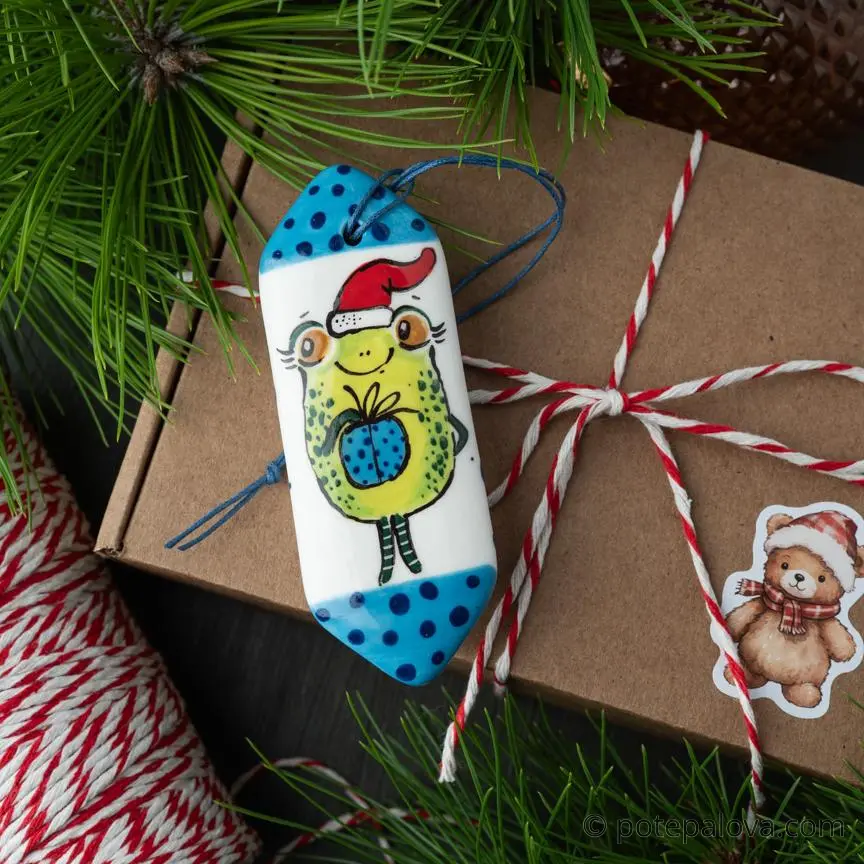 картинка Елочная игрушка в форме конфеты "Лягушка с подарком" - DishWishes.Ru