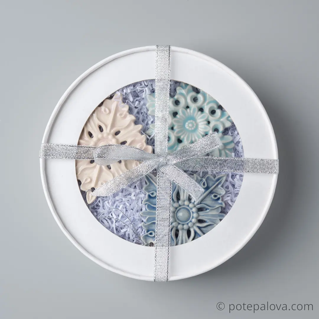 картинка Набор керамических снежинок в белой коробке 1 - DishWishes.Ru