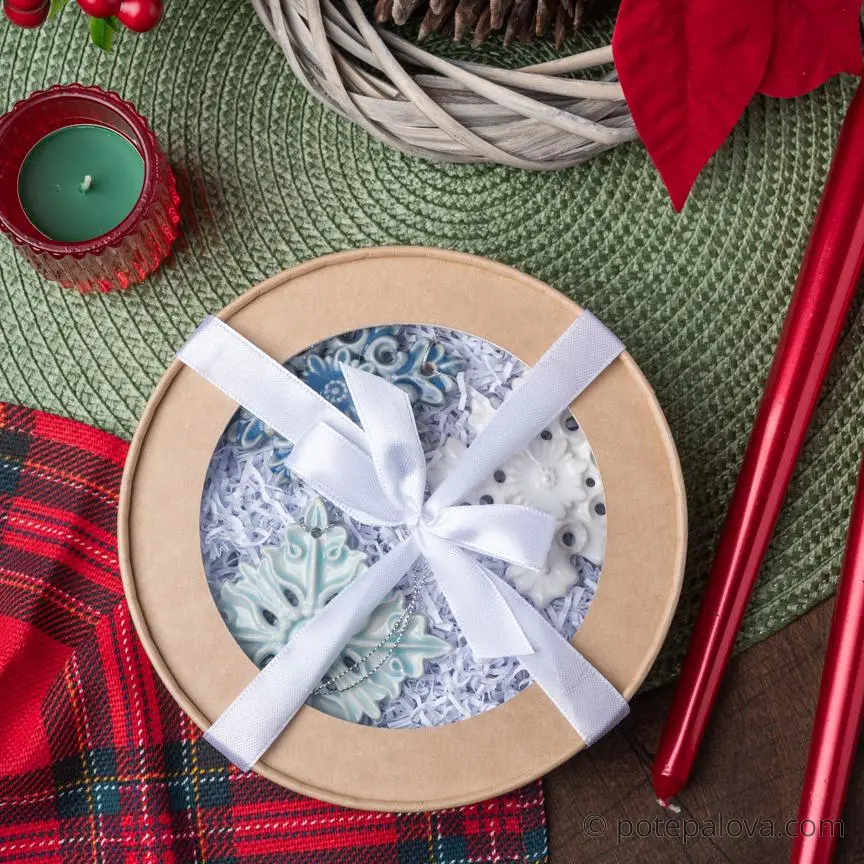 картинка Набор керамических снежинок в крафтовой коробке 3 - DishWishes.Ru