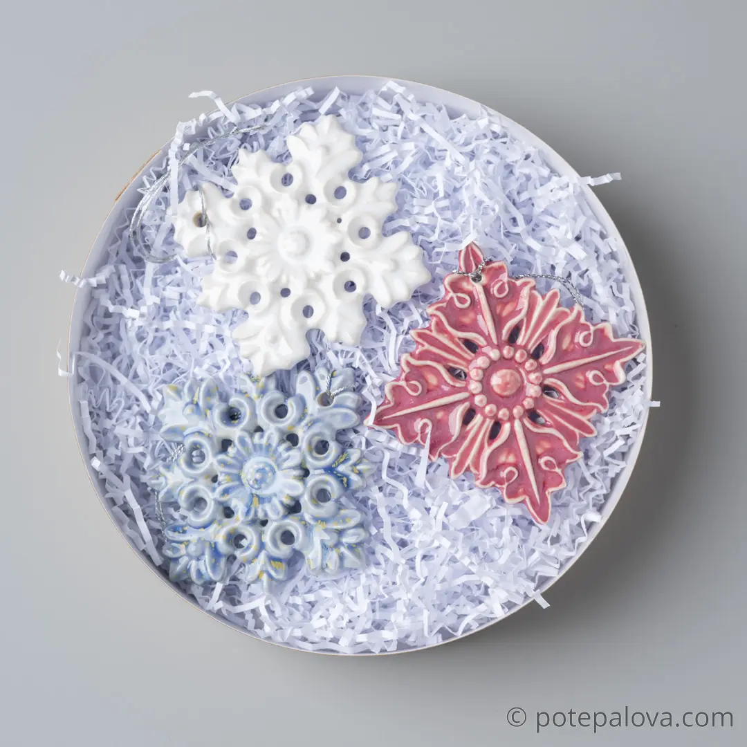 картинка Набор керамических снежинок в крафтовой коробке 2 - DishWishes.Ru