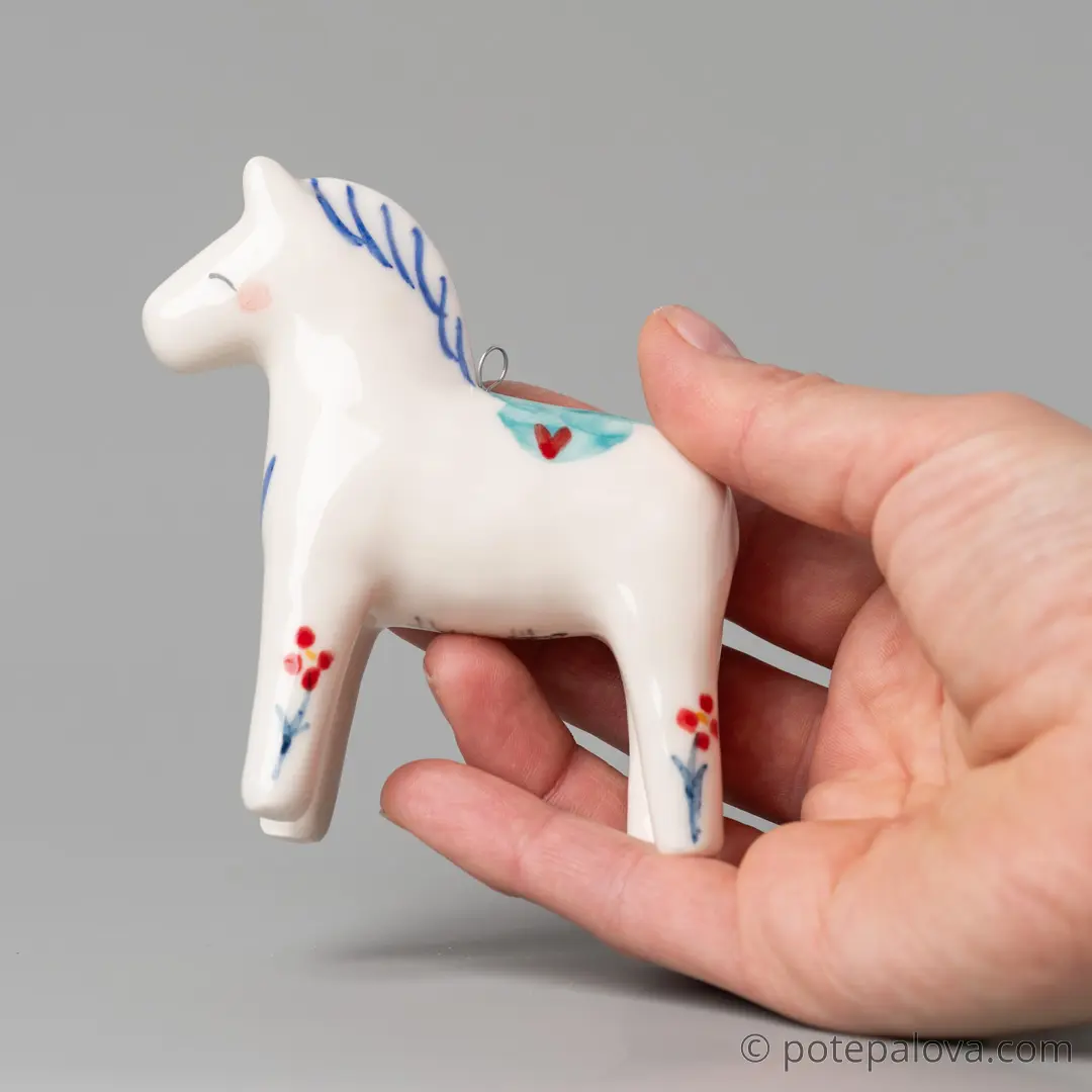 картинка Фарфоровая игрушка "Лошадка" - DishWishes.Ru