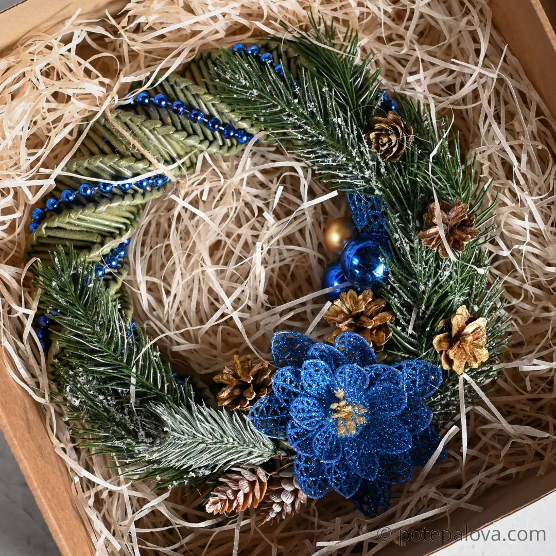 картинка Новогодний венок синий в коробке - DishWishes.Ru