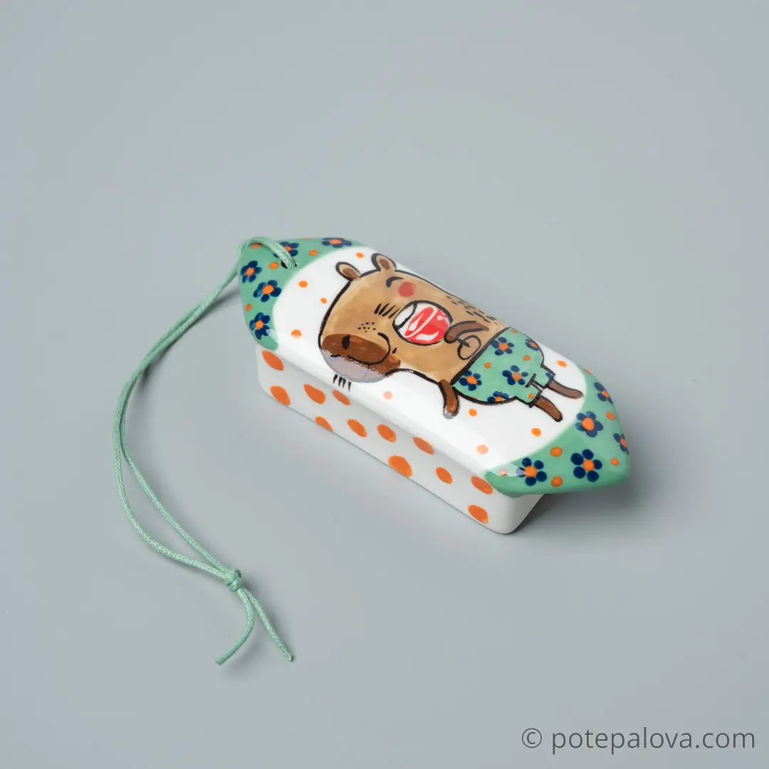 картинка Елочная игрушка в форме конфеты "Капибара с винишком" - DishWishes.Ru