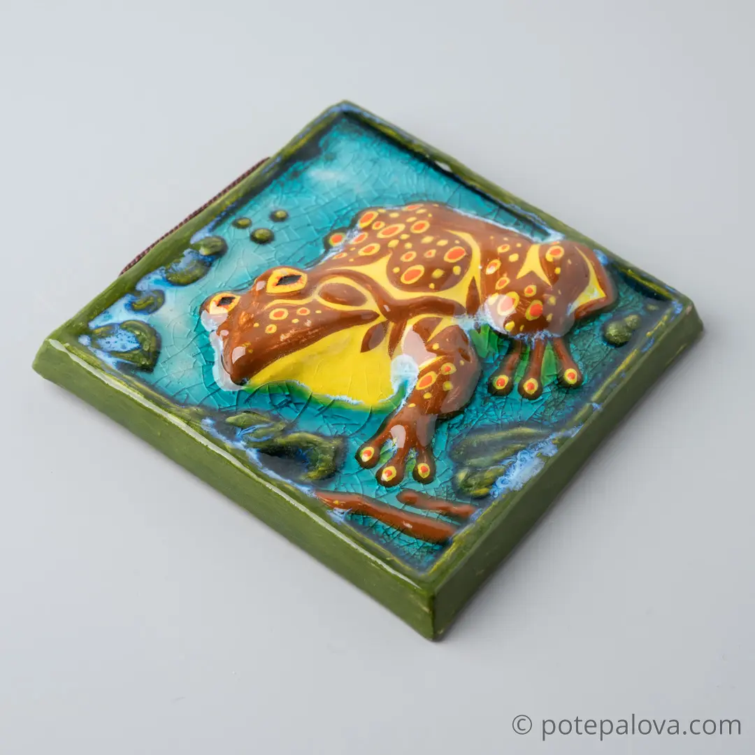 картинка Керамический изразец "Лягушка" с росписью 2 - DishWishes.Ru