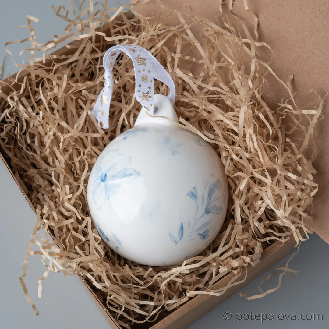 картинка Елочный шар с росписью "Зайка с цветами" - DishWishes.Ru