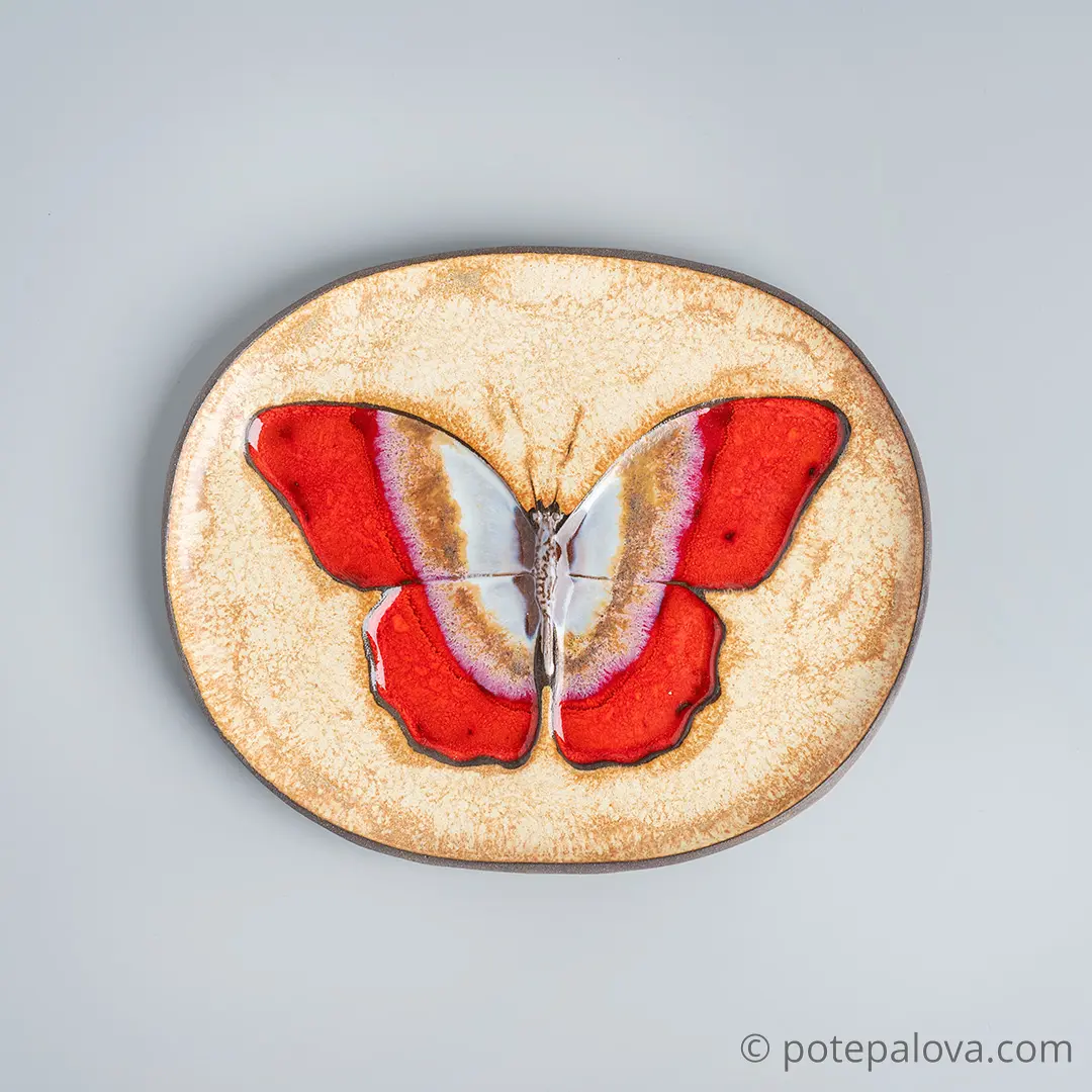 картинка Декоративная тарелка с красной бабочкой - DishWishes.Ru