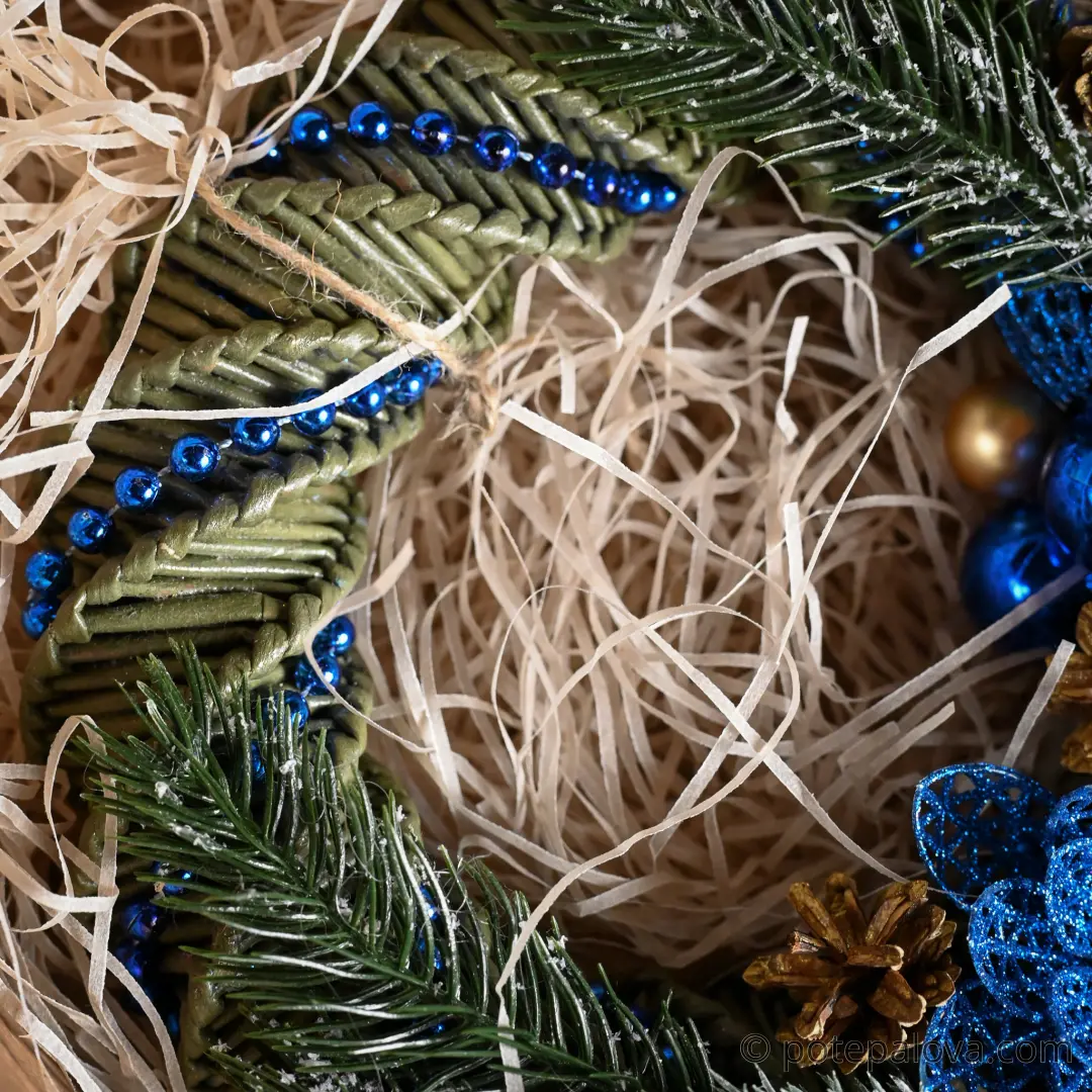 картинка Новогодний венок синий в коробке - DishWishes.Ru