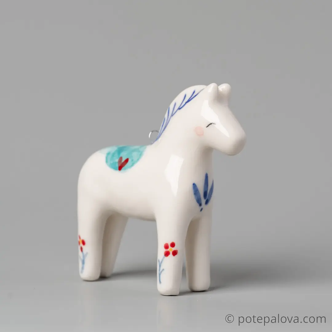 картинка Фарфоровая игрушка "Лошадка" - DishWishes.Ru