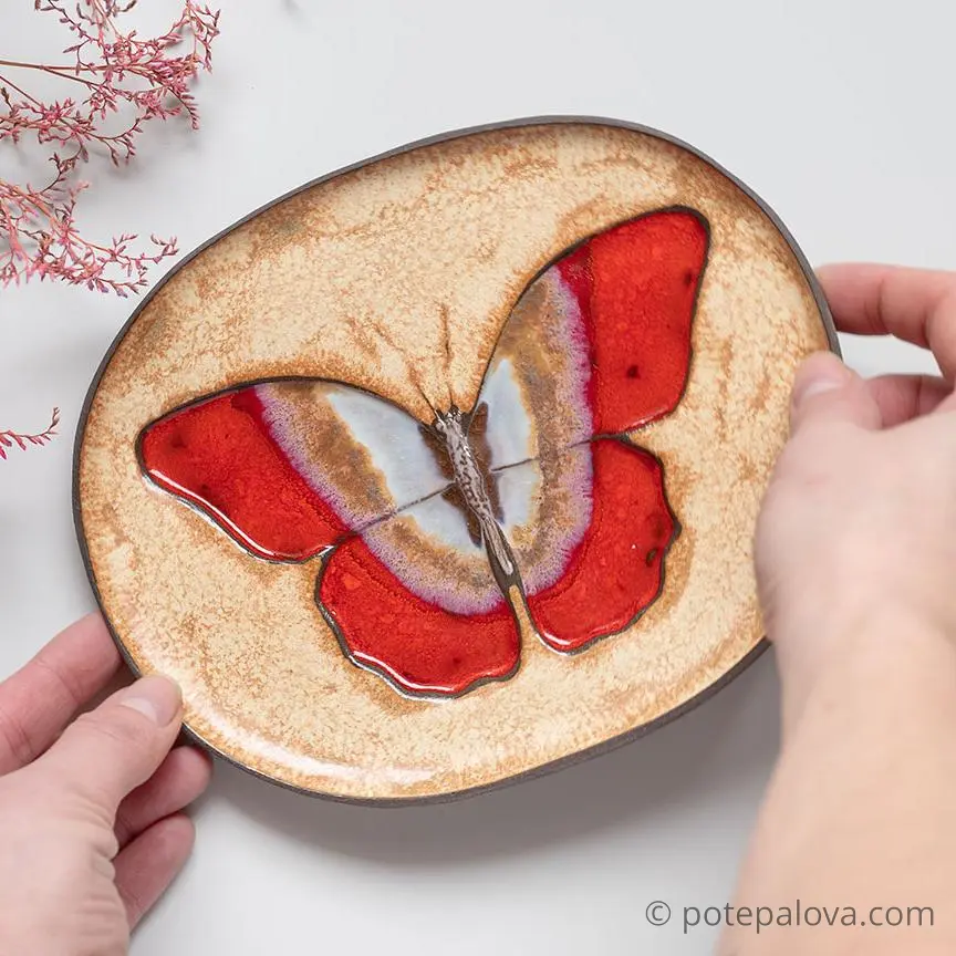 картинка Декоративная тарелка с красной бабочкой - DishWishes.Ru
