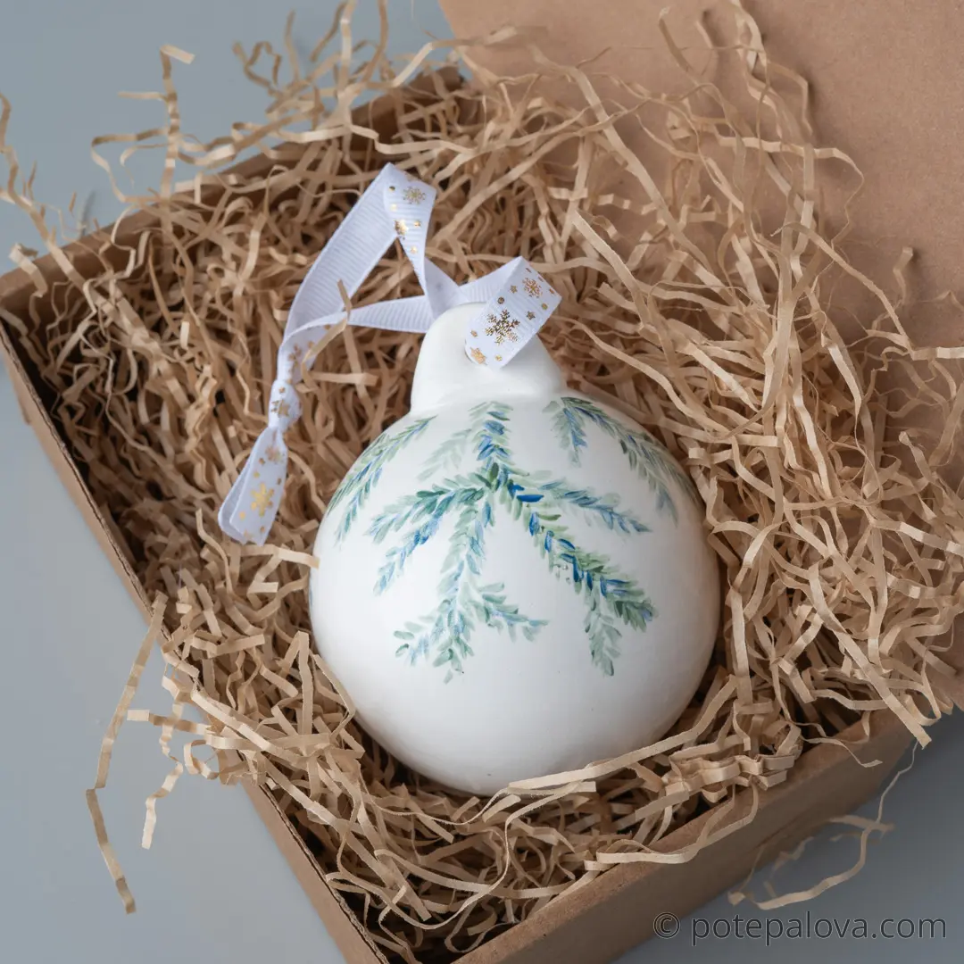 картинка Елочный шар с росписью "Домик в лесу" - DishWishes.Ru