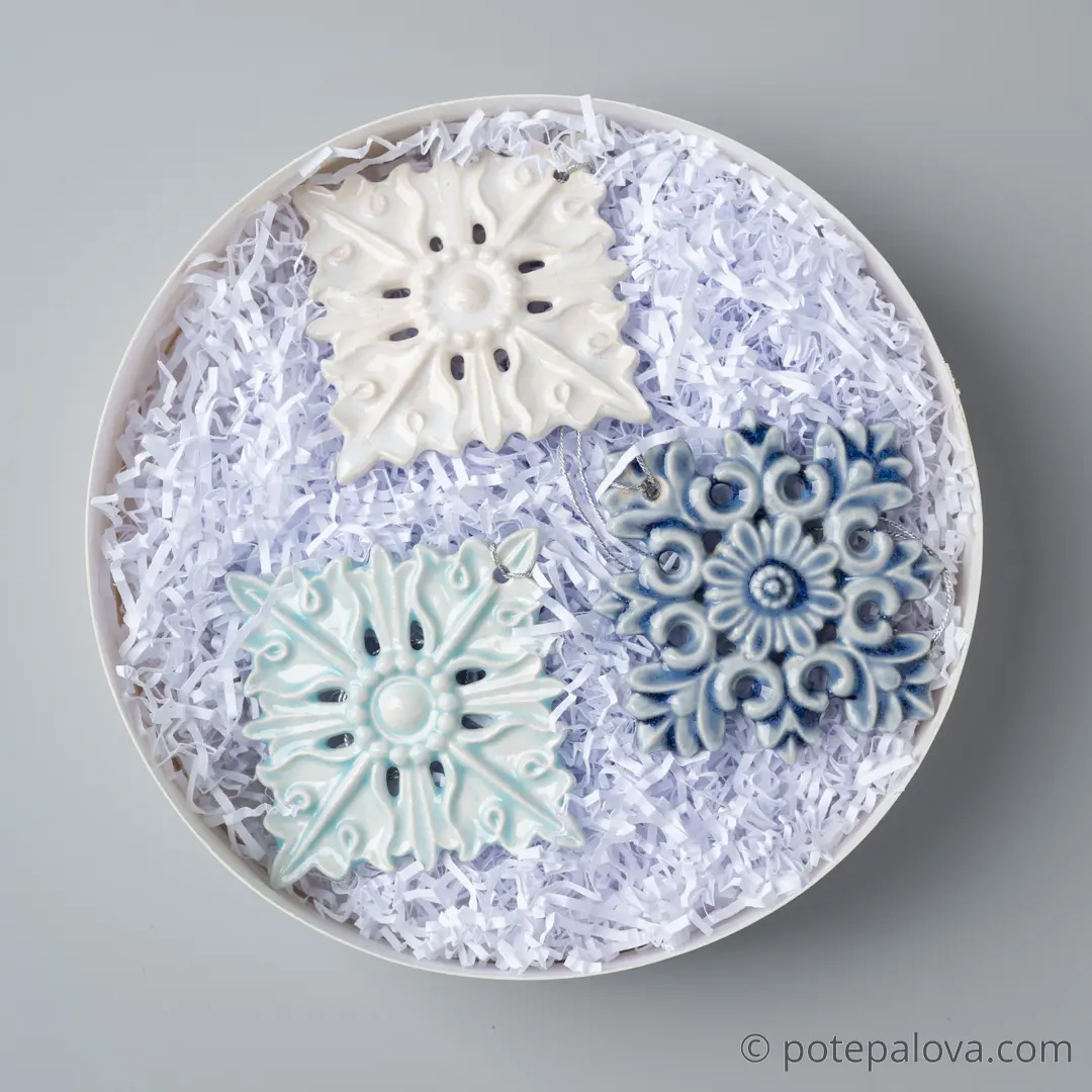 картинка Набор керамических снежинок в белой коробке 3 - DishWishes.Ru