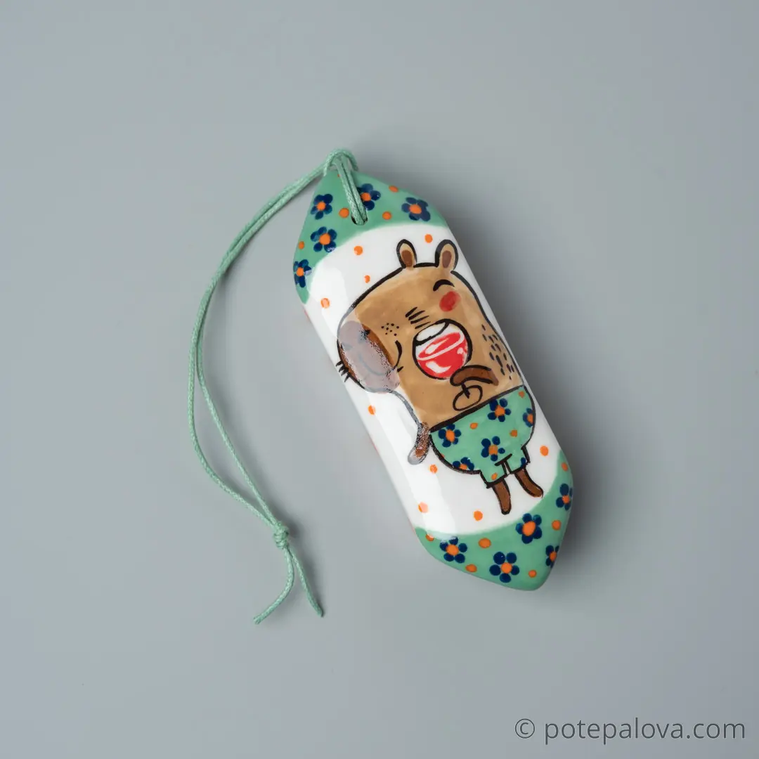 картинка Елочная игрушка в форме конфеты "Капибара с винишком" - DishWishes.Ru