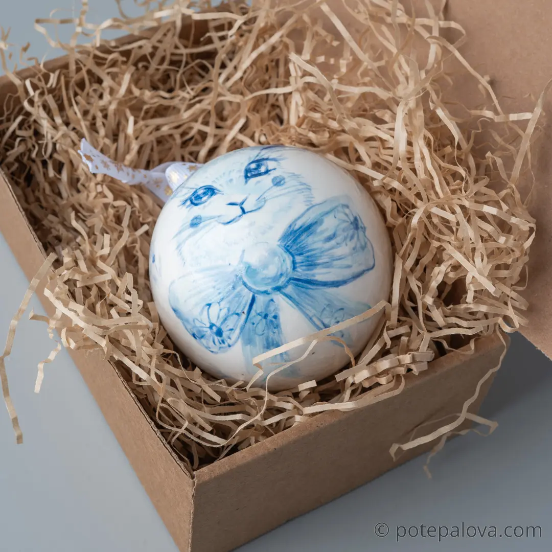 картинка Елочный шар с росписью "Зайка с цветами" - DishWishes.Ru