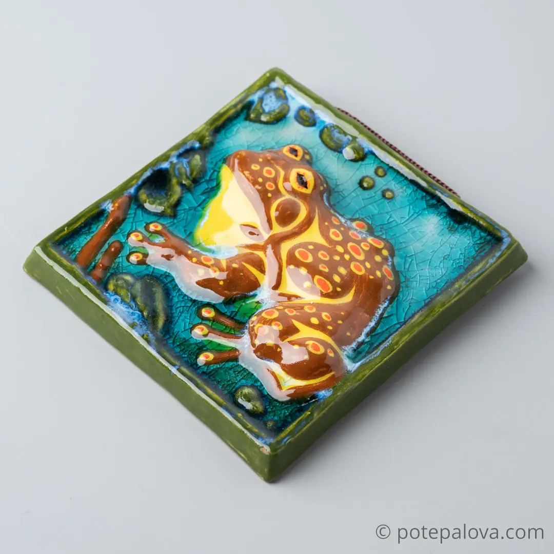 картинка Керамический изразец "Лягушка" с росписью 2 - DishWishes.Ru