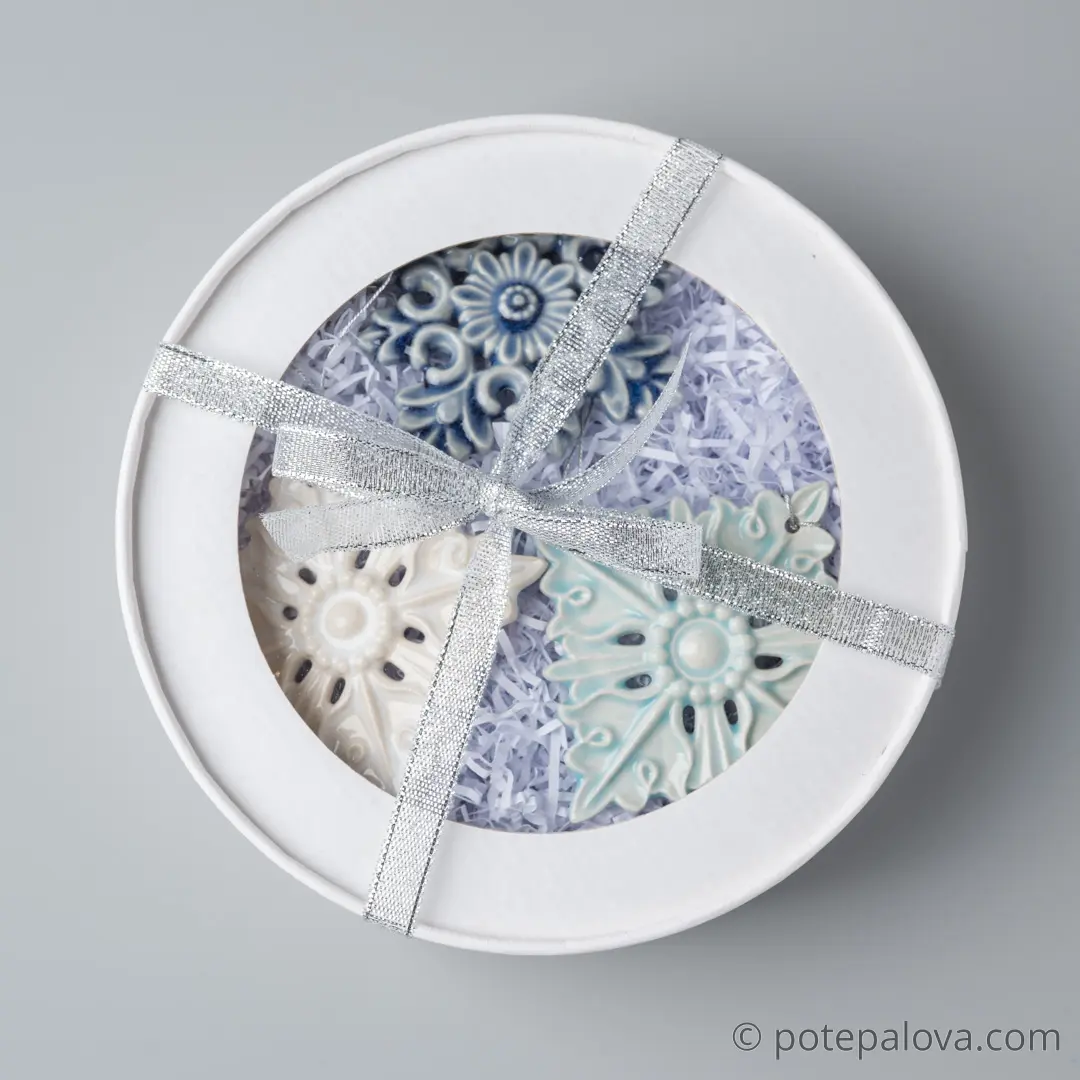 картинка Набор керамических снежинок в белой коробке 3 - DishWishes.Ru