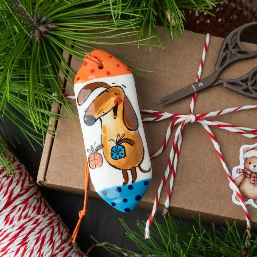 картинка Елочная игрушка в форме конфеты "Собака с подарками" - DishWishes.Ru