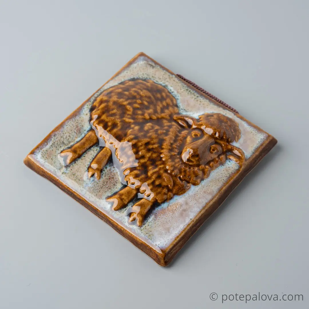 картинка Изразец ручной работы "Овечка" - DishWishes.Ru